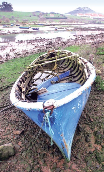 Barca varada en la marisma de Argoños.