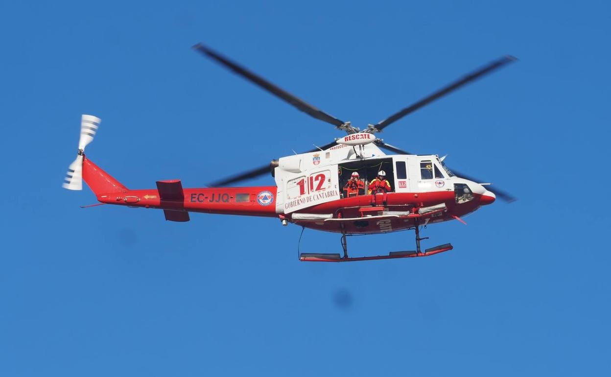 Imagen del helicóptero de Emergencias sobrevolando la costa santanderina en busca de Celia Cavia.