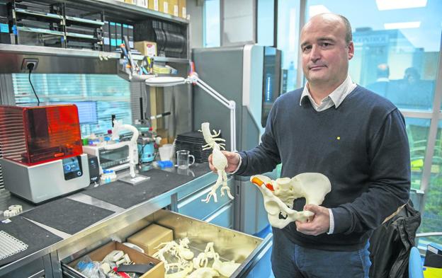 Carlos Herrero, director de Vertebra3D, muestra una arteria aorta y una pelvis impresas en tres dimensiones. :