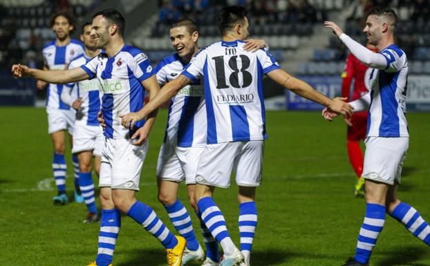 Vitienes, Fer, Ito y Dani Salas celebran uno de los cinco goles anotados ayer.