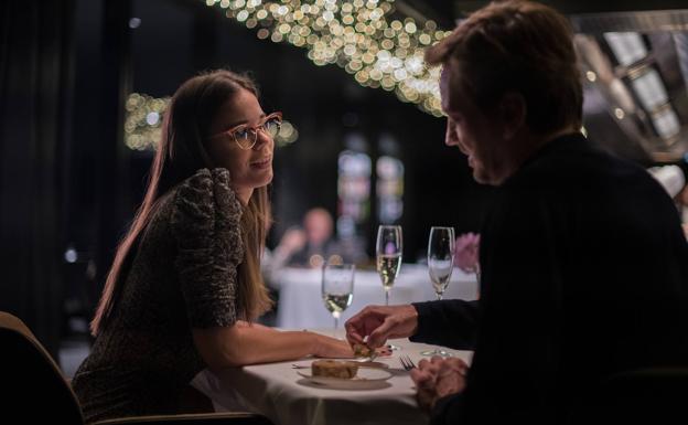 Laia Costa y Guillermo Pfening, en un fotograma de 'Foodie Love'.