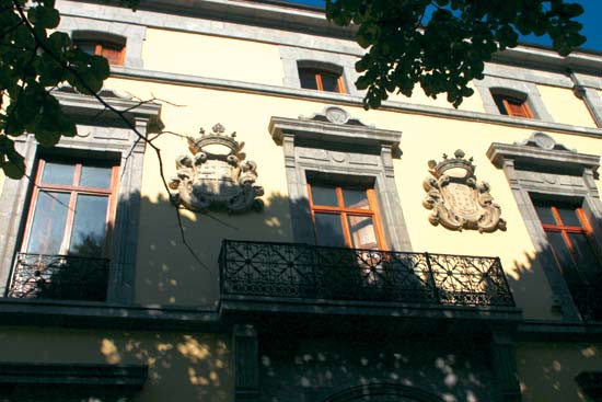 Escudos en el palacio de Manzanedo.