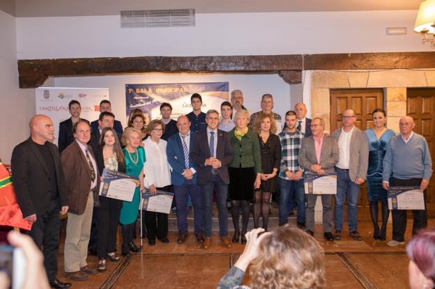 Foto de familia de las autoridades y los premiados en la Gala Municipal de Santillana del Mar. 