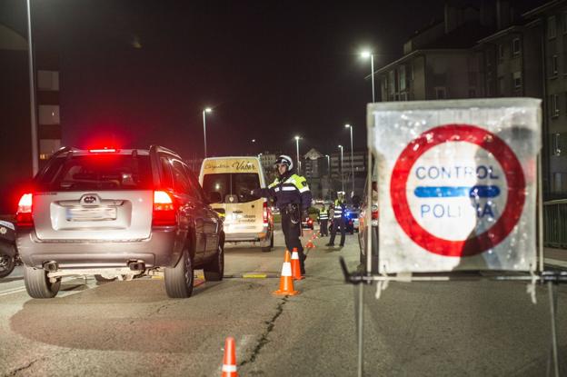  Uno de los múltiples controles que realizó la Policía Local de Santander. 