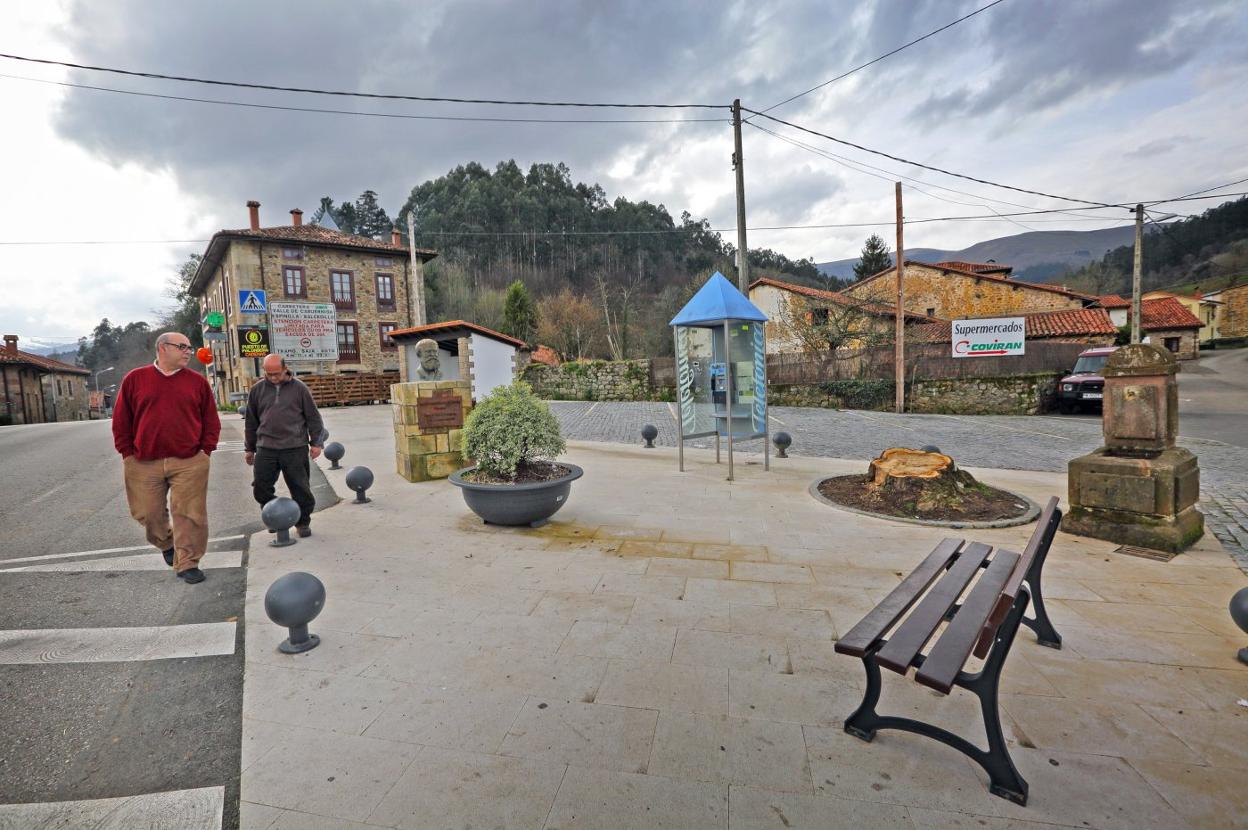  Plaza. Dos hombres atraviesan una de las plazas del pueblo de Valle, cerca del Consistorio