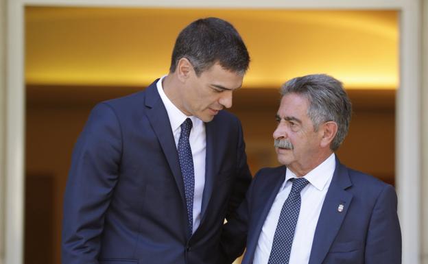 Momento de la reunión entre Sánchez y Revilla en verano de 2018