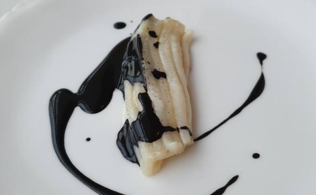 Espardeña con salsa de tinta y sake, de Nerua.