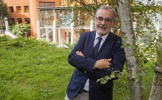 Ángel Pazos, en una foto de archivo en el campus de la Universidad de Cantabria.