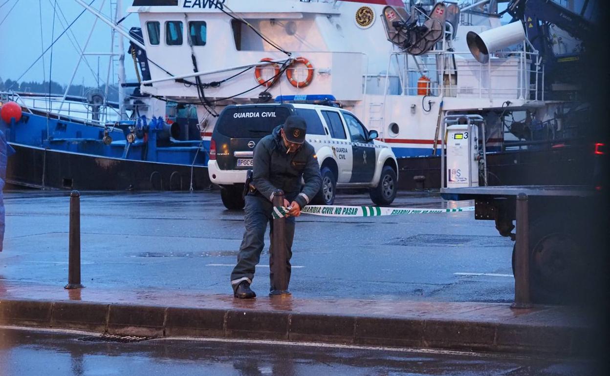 Fuertes medidas de seguridad en el puerto de Santoña ante la llegada de la patrulla que trasladaba a tierra el cadáver de la niña.