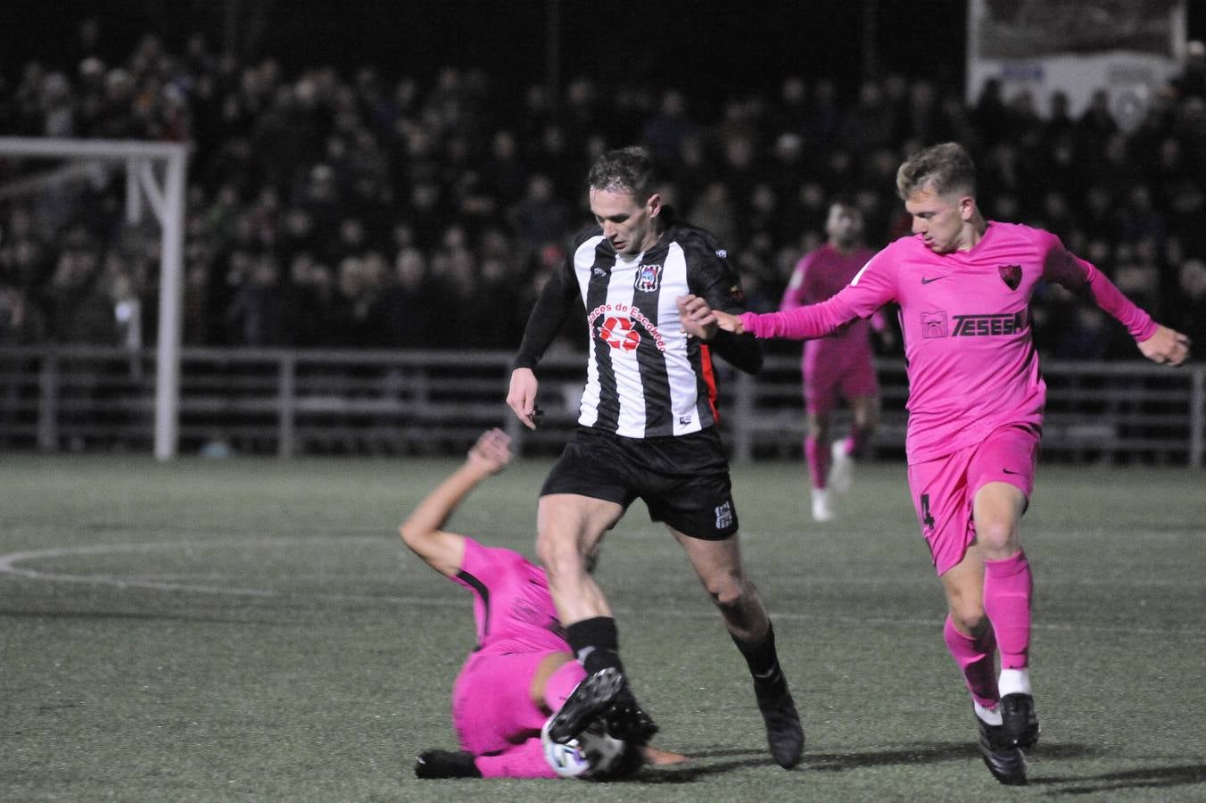 El Escobedo acaba de protagonizar su gesta. Los camargueses han apeado al Málaga de la Copa en un gran partido de los de Pablo Casar, que con un claro 2-0 se han deshecho de un equipo de Segunda en el Eusebio Arce.