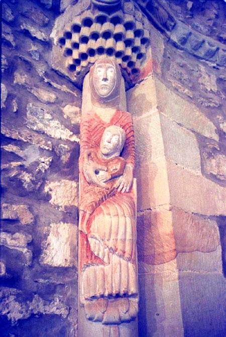 Imagen secundaria 2 - Portada de la iglesia parroquial de la Santa Cruz. Convento de San Sebastián de Montehano. Estatua-columna con la Virgen y el Niño, que flanquea el presbisterio de la ermita de San Román.