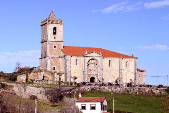 Iglesia de San Julián y Santa Basilisa, en Isla.