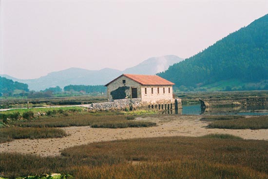 En Escalante se documentan en el siglo XI los primeros molinos de marea de la Península Ibérica.