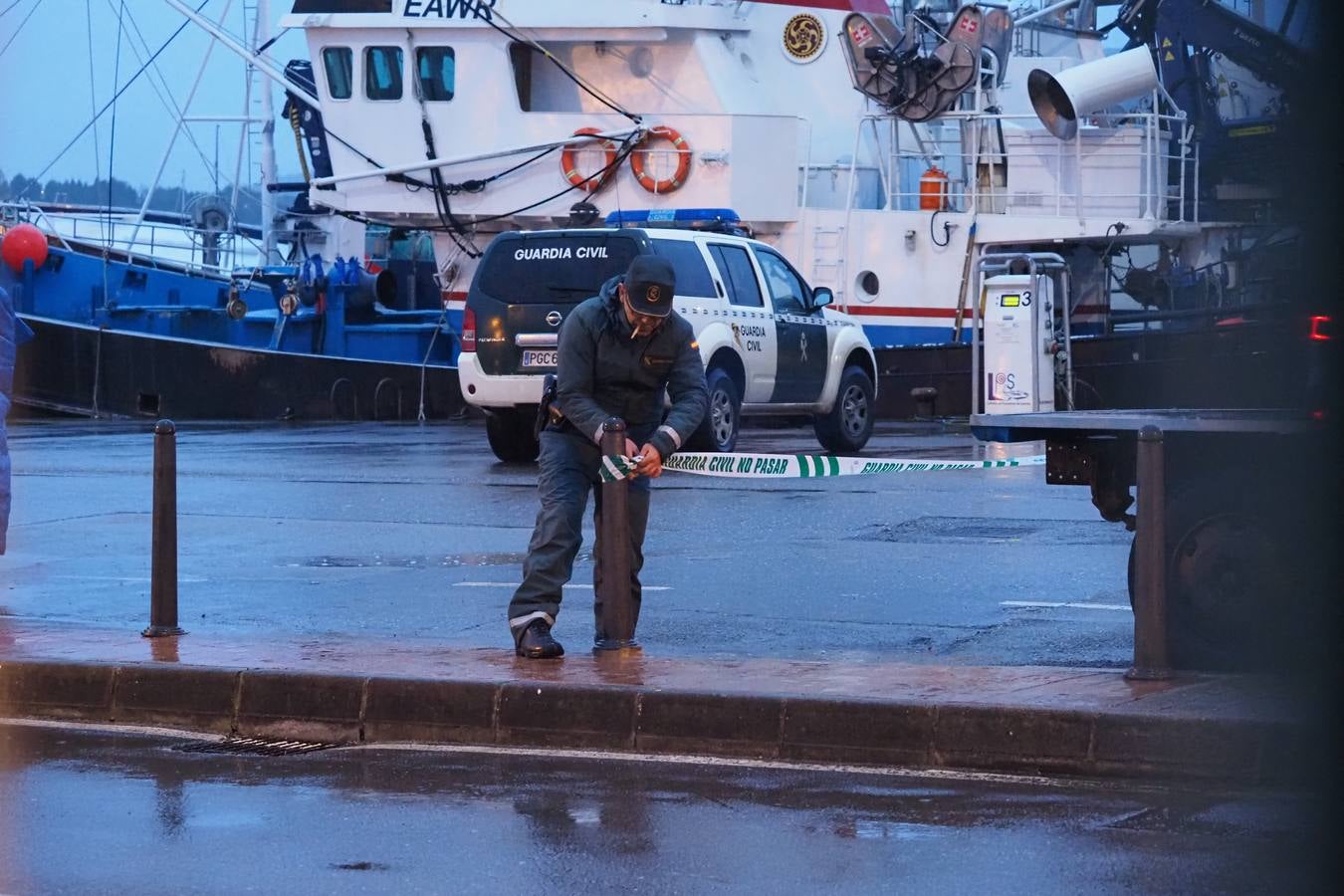 Fotos: Dispositivo en el puerto de Santoña por el hallazgo del cadáver de una niña