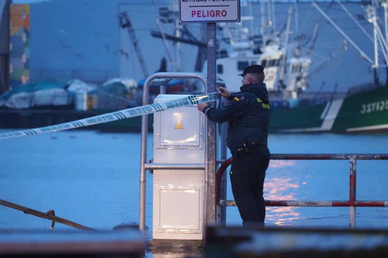 Fotos: Dispositivo en el puerto de Santoña por el hallazgo del cadáver de una niña