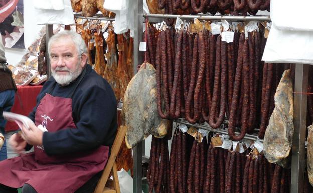 Recorremos recorre la provincia castellana para descubrir lo que esconden los productos de León avalados con un sello de calidad, en esta parada conocemos uno de los manjares más reconocidos de esta provincia, el embutido centrándonos en el producto por excelencia de la zona de Vegacervera y en el del territorio de Picos de Europa