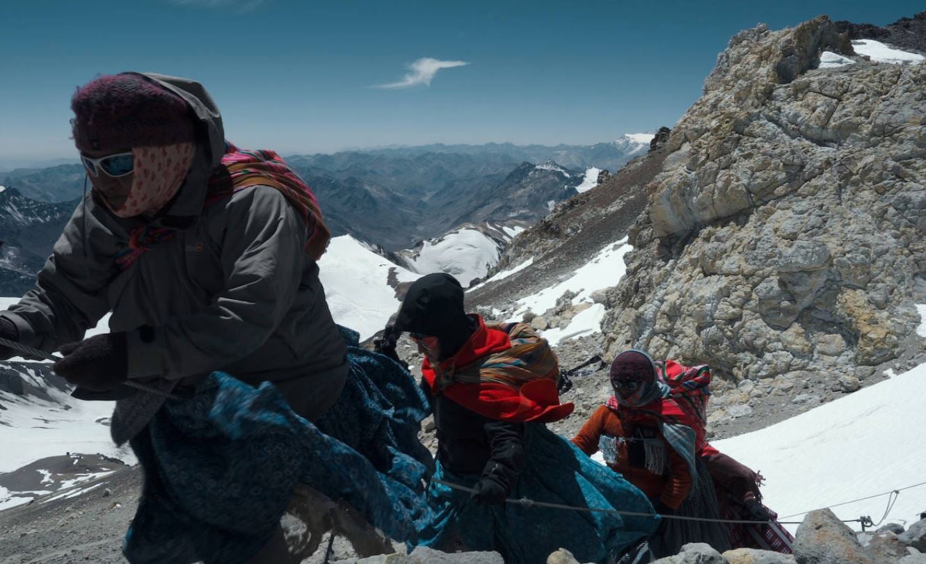 Cinco mujeres bolivianas sin apenas experiencia en montaña pelean contra la cultura machista lanzando un mensaje de cambio desde las cimas más elevadas de América