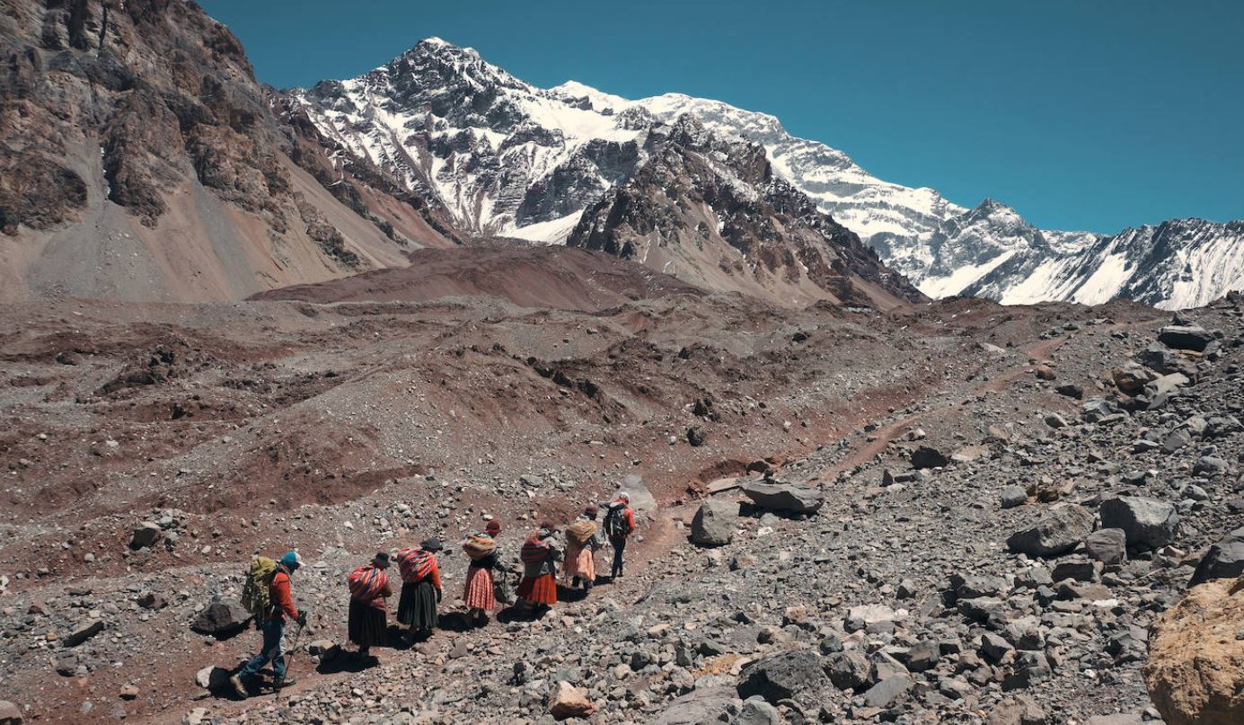 Cinco mujeres bolivianas sin apenas experiencia en montaña pelean contra la cultura machista lanzando un mensaje de cambio desde las cimas más elevadas de América