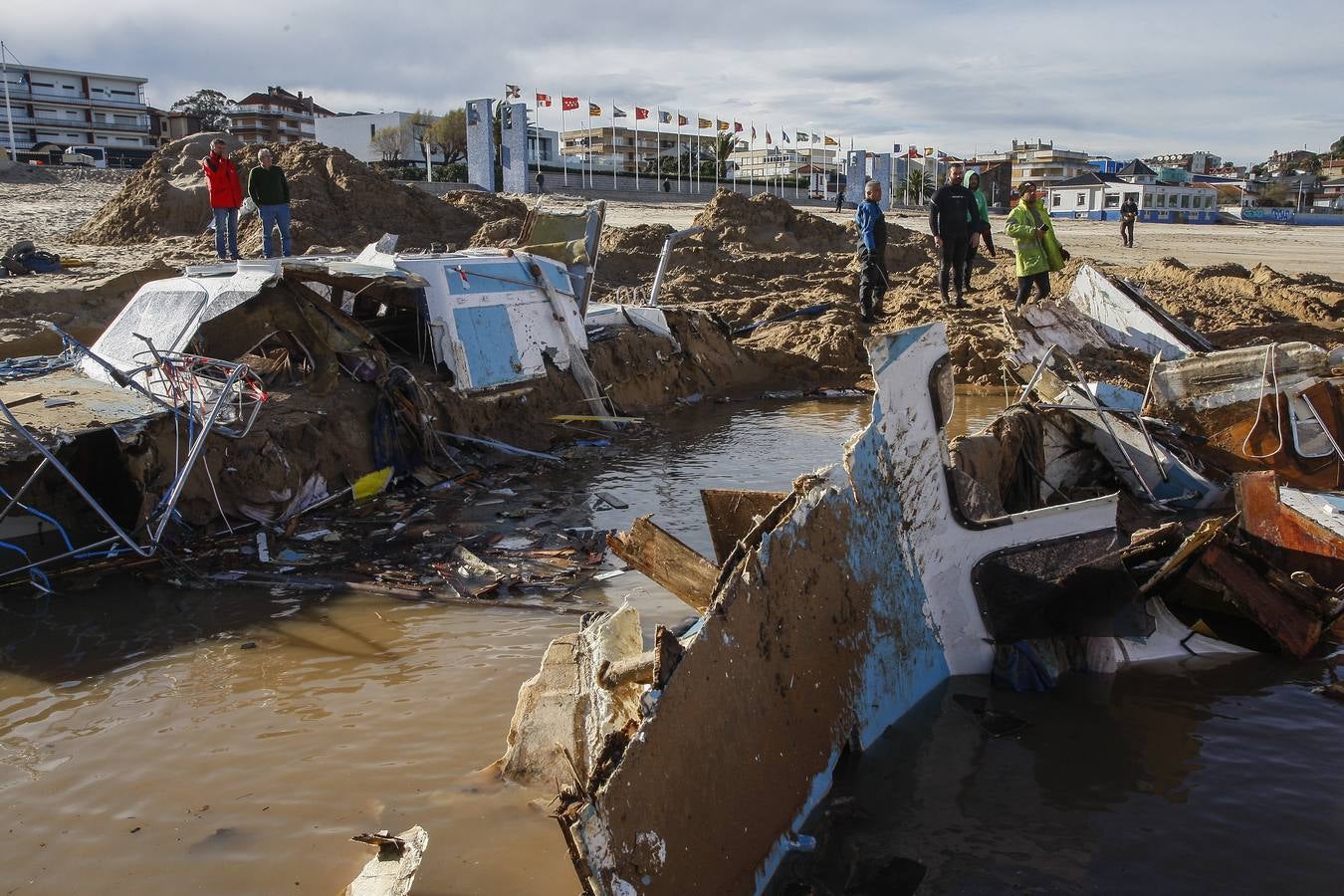 Los trabajadores de Demoliciones Submarinas trataron de sacarlo entero de la arena de la playa de Suances donde quedó enterrado, pero al no poder optaron por desmonta el navío por piezas