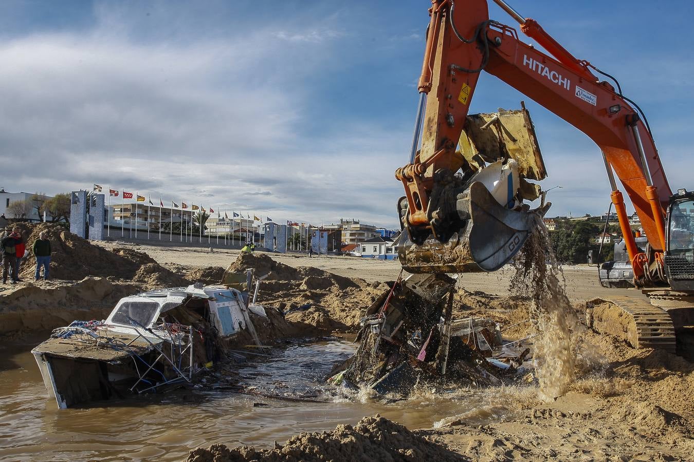 Los trabajadores de Demoliciones Submarinas trataron de sacarlo entero de la arena de la playa de Suances donde quedó enterrado, pero al no poder optaron por desmonta el navío por piezas