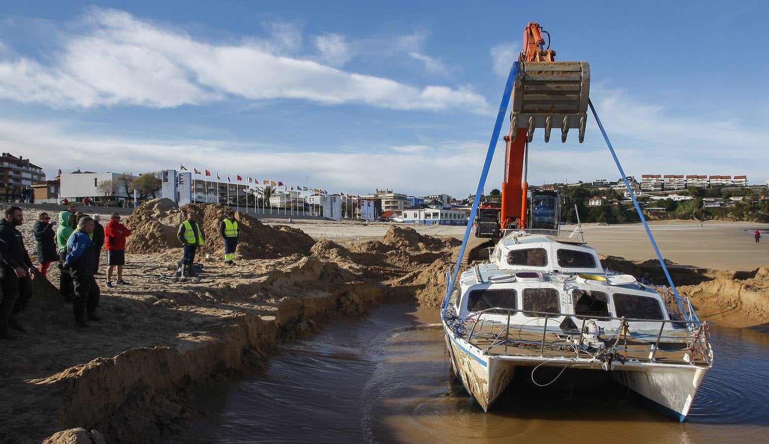 Los trabajadores de Demoliciones Submarinas trataron de sacarlo entero de la arena de la playa de Suances donde quedó enterrado, pero al no poder optaron por desmonta el navío por piezas