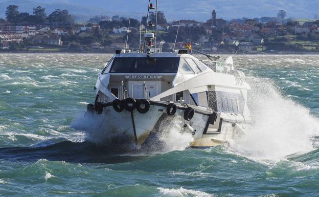 Imagen principal - Arriba, una lancha de Los Reginas recibiendo el azote de las olas en la bahía de Santander. Debajo, el avión de Ryanair procedente de Roma entrando al aeropuerto Seve Ballesteros totalmente cruzado; y en la ultima foto, bomberos retirando un panel desprendido en la capital cántabra.