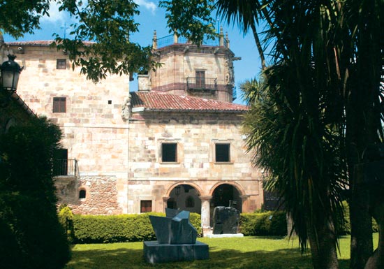 Imagen secundaria 1 - Palacio de La Rañada, conocido también como Cuesta Mercadillo. Palacio de Elsedo, situado en la localidad de Liérganes. Cruz de Rubalcaba, en la localidad de Rubalcaba.