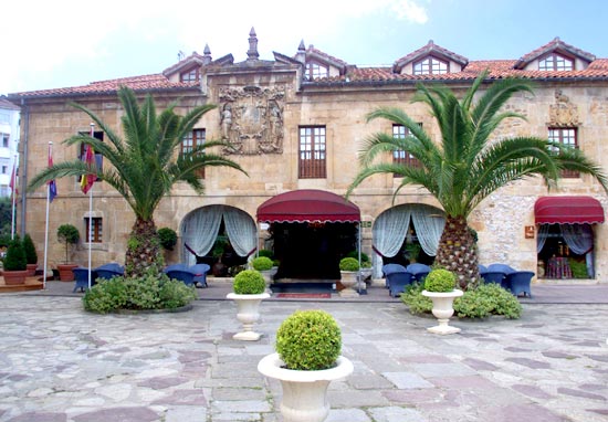 Palacio de los marqueses de Valbuena, en Solares.