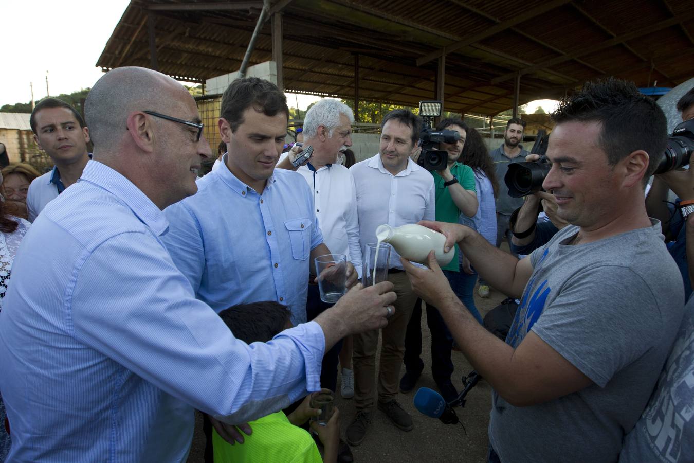 Albert Rivera, candidato nacional, visita la explotación ganadera 'La Cántara', en Revilla de Camargo, acompañado por Félix Álvarez en 2016