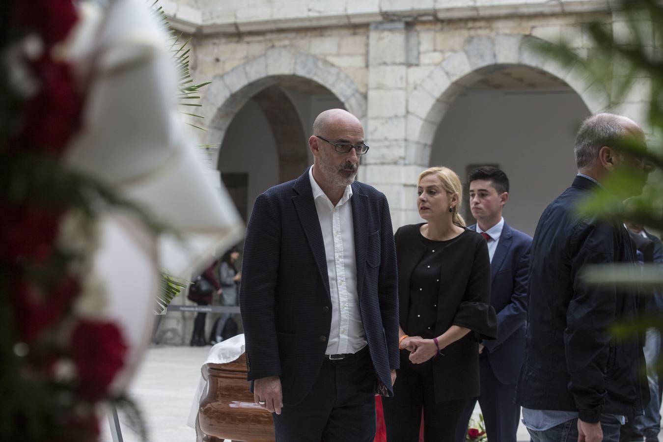 En la capilla ardiente tras la muerte de Rafael de la Sierra