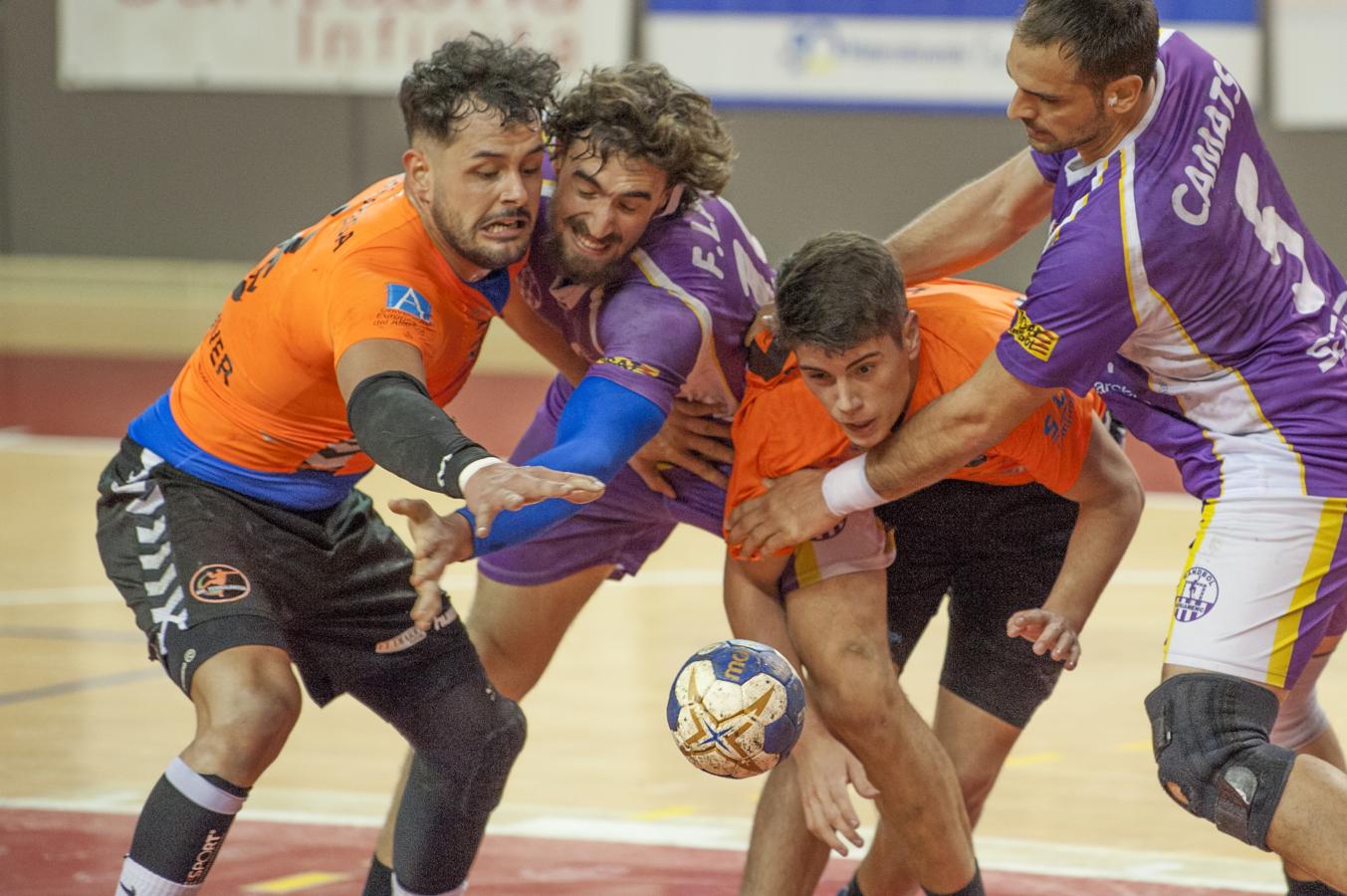 Pepe Oliver e Isidoro Martínez, jugadores del Ford Alisauto Balonmano Torrelavega, pugnando por el balón en el partido contra el Sant Martí Adrianenc disputado en el pabellón Vicente Trueba el 2 de marzo, que acabó con victoria de los cántabros por 32-29. La temporada 2018/19 fue la mejor de la historia del club al disputar la final por el ascenso a la Liga Asobal y alcanzar los octavos de final de la Copa del Rey.