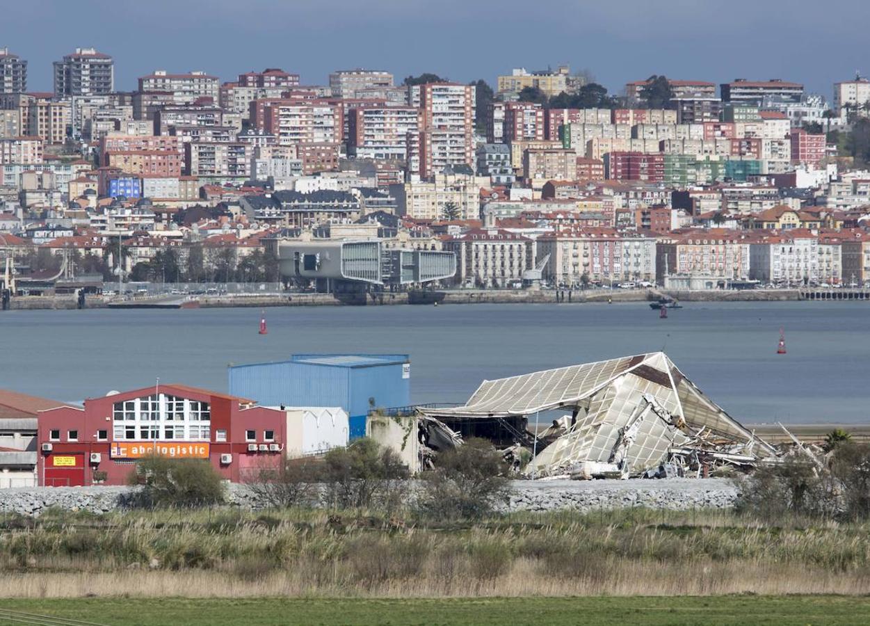 La pirámide de Raos, que albergó la famosa discoteca Acqua, entre otros negocios, fue derribada el 8 de marzo tras años de abandono.