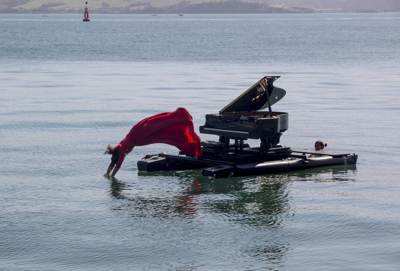 El I Encuentro Internacional sobre artes, emociones y creatividad tuvo un sorprendente final: el espectáculo 'El piano de la bahía', en el que el trompetista y lutier Voel Martin, la pianista Violette Prevost y la bailarina Mónica Cofiño ofrecieron una mezcla de música y danza sobre las aguas de la bahía de Santander frente al edificio del Centro Botín donde se celebró el foro.