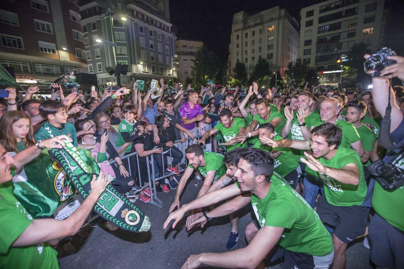 Los aficionados del Racing celebraron en las calles el ascenso a Segunda División. El equipo se sumó a las mismas nada más regresar de Mallorca con una fiesta multitudinaria en la plaza del Ayuntamiento de Santander.