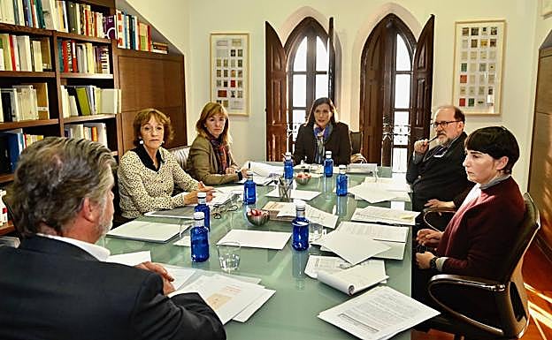 Imagen de la reunión mantenida ayer por el Patronato en Santander. En primer término, a la derecha, Andrea Puente
