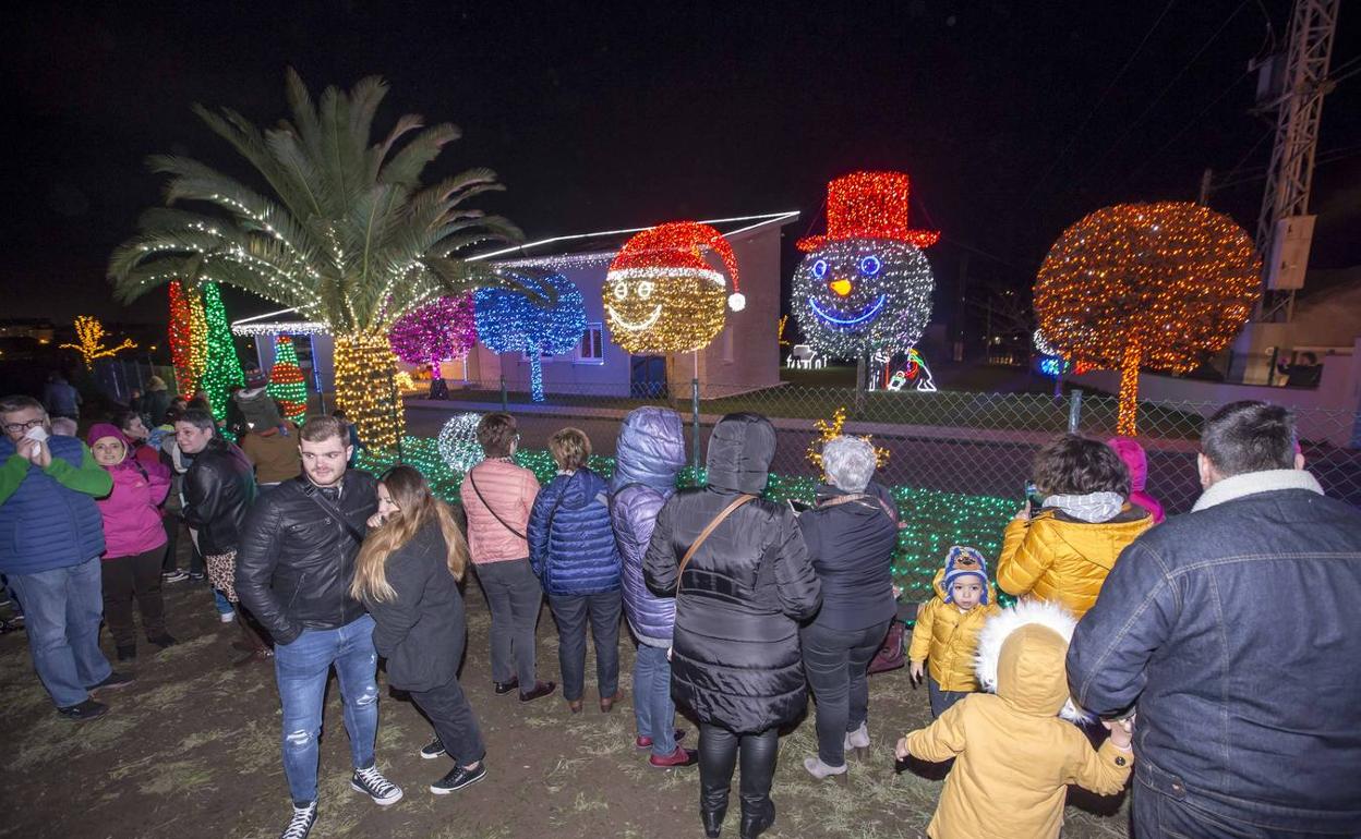 La afluencia de visitantes a la casa navideña de Parbayón obliga a Piélagos a tomar medidas especiales de tráfico