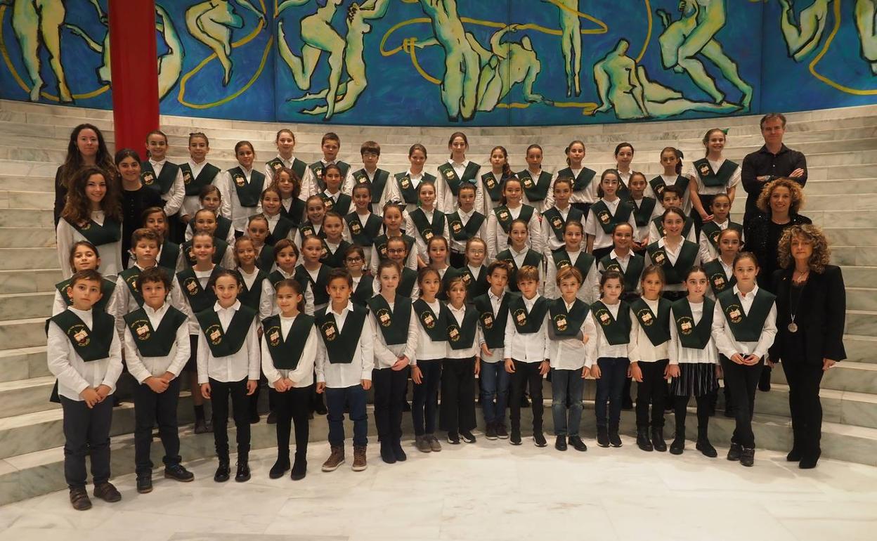 Agrupación coral del colegio San Agustín de Santander, ayer en el Palacio de Festivales. 