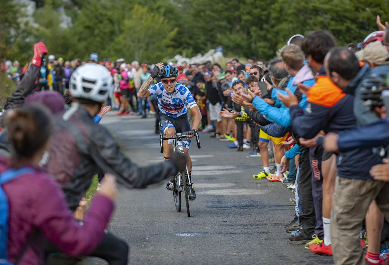 El ciclista cántabro Ángel Madrazo, jaleando al público durante su ascensión a Los Machucos en la etapa de la Vuelta Ciclista a España que terminó en Cantabria.