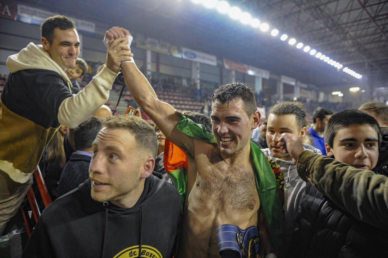 El boxeador torrelaveguense Sergio García, El Niño, defendió con éxito, por tercera vez, su título continental, esta vez ante Fouad El Massoud, y se quedó con el cinturón superwélter de la EBU. El público que asistió el 7 de diciembre al pabellón Vicente Trueba vibró con el combate.