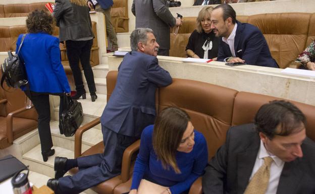 Revilla (PRC) conversa con sus compañeros de partido Rosa Díaz y López Estrada, alcaldes de Polanco y Torrelavega, esta mañana en el Parlamento.