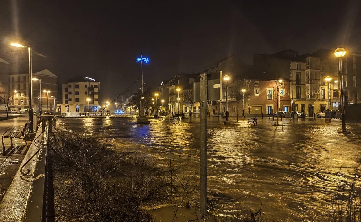 Las calles de Reinosa anegadas de agua