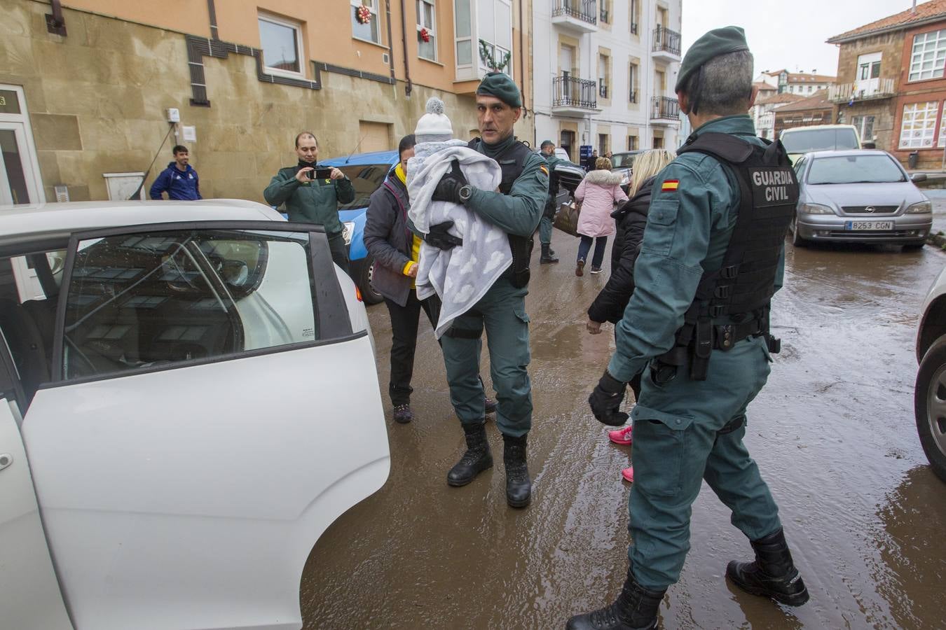 El desbordamiento del Híjar y el Izarilla colapsan el centro de Reinosa y provocan el caos en la localidad