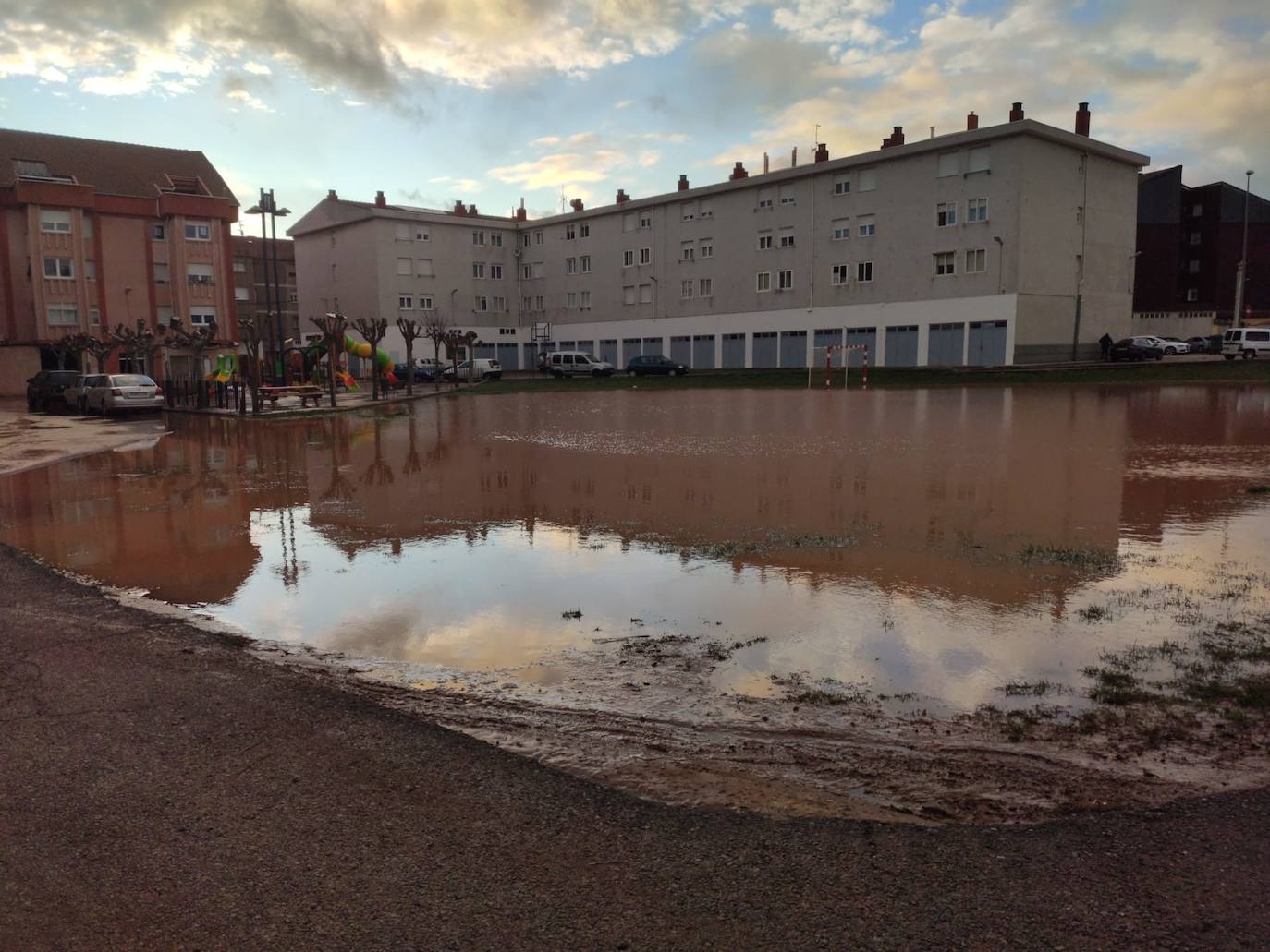 El desbordamiento del Híjar y el Izarilla colapsan el centro de Reinosa y provocan el caos en la localidad