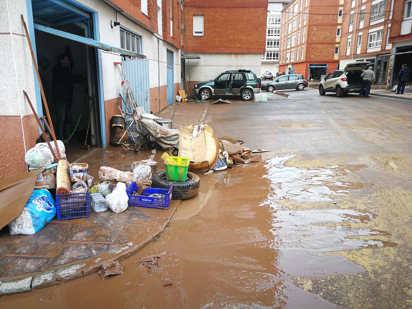 El desbordamiento del Híjar y el Izarilla colapsan el centro de Reinosa y provocan el caos en la localidad