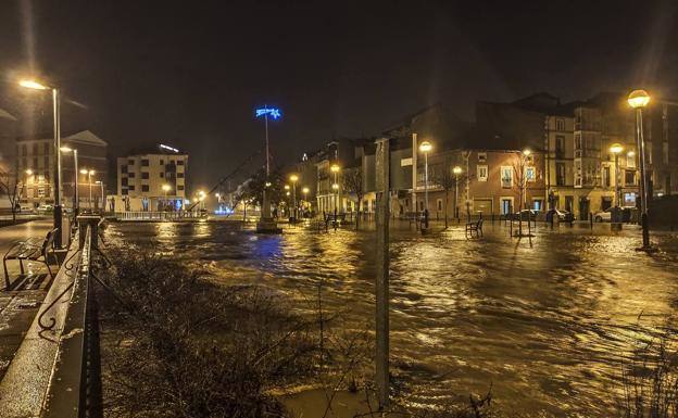 El desbordamiento del Híjar y el Izarilla colapsan el centro de Reinosa y provocan el caos en la localidad