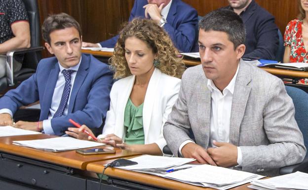 Pedro Casares, Ainoa Quiñones y Daniel Fernández, en un Pleno del Ayuntamiento de Santander.