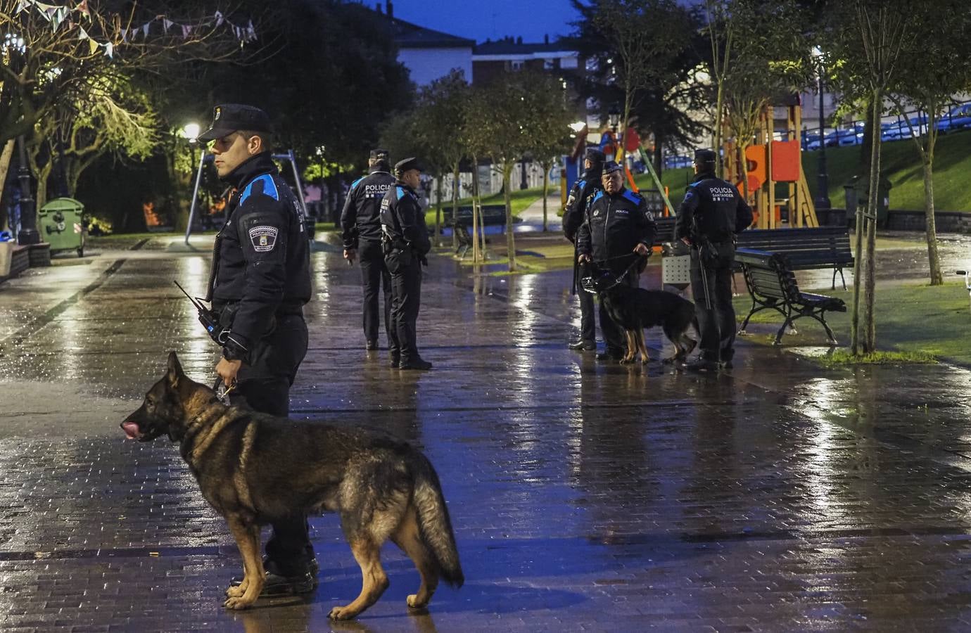 Imagen secundaria 2 - La Policía Local de Santander disuelve la tradicional &#039;champanada&#039; del parque de La Teja