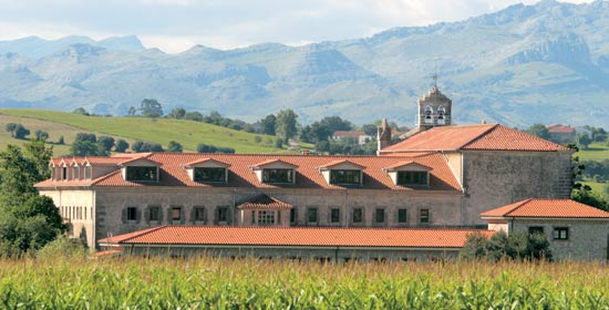 Convento de las Madres Trinitarias, en Suesa, ejemplo de arquitectura religiosa decimonónica.