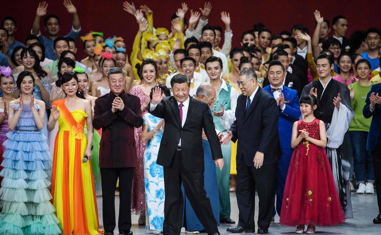 Xi Jinping saluda al acabar el show de variedades con motivo del aniversario de la devolución de Macao.