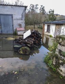 Imagen secundaria 2 - El Deva se desborda también en Molleda y el agua afecta a algunas casas